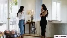 تشغيل مفلس فتاة آسيوية يمسح من قبل فاتنة آسيوية