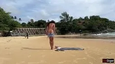 Reproducir Trepó por la ventana de una chica desconocida mientras descansaba y se la folló