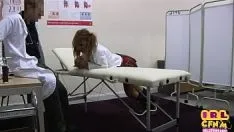 播放 衣着裸男、21岁大学荡妇被变态医生三人性交