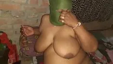Redare Desi bhabhi în saree arătându-și păsărica