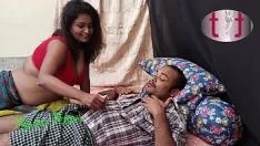Reproduzir O sexy bhabhi encontrou seu único adorável devarji se masturbando dentro do quarto.