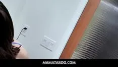 播放 Mamataboo - 继子在浴室遇见他的继母，进行后入式骨头训练