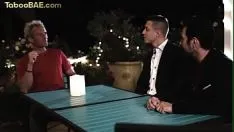 Abspielen Anal-ehefrau betrügt ehemann mit seinen beiden kumpels bei einem anal-dreier