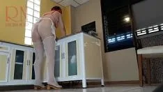 Abspielen Fkk-haushälterin regina noir kocht in der küche. nacktes dienstmädchen macht ravioli. nackte köche. spionage-kamera. bh 3