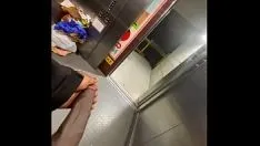 चलाएँ बीबीसी सार्वजनिक लिफ्ट में दरवाज़ा खोल रहा है (लगभग पकड़ा गया)