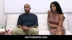Jouer Milfthérapeute - un médecin aide un duo de frères et sœurs - maya farrell