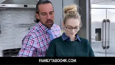 Abspielen Familytaboo4k – stiefvater bestraft seine stieftochter sexuell