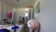 Jouer Sissy pousse un plug anal et un putain de gode. cul à bouche