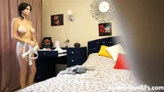 تشغيل صديقتي المشاغب تجرب جميع الملابس الموجودة في خزانة ملابسها