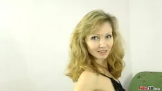 Afspelen Magere milf bewijst haar sletterige vaardigheden in solo