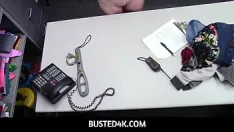 Odtwórz Busted4k - ochroniarz nie może oprzeć się urokom nastolatków
