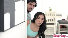 Oynat Swapmom christy love swapdad'a "peki onlar sikişiyorsa biz de sikişmeliyiz" diyor