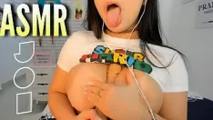 Odtwórz Intensywna seksowna brunetka asmr udziela instrukcji najgorętszym joi w obcisłych dżinsach