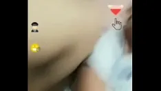 Odtwórz Dziewczyna masturbuje się ze mną na wideo