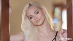 Jouer La salopette elsa chaude se fait défoncer et salir et elle bops plus tard un artiste de strip-tease chaud