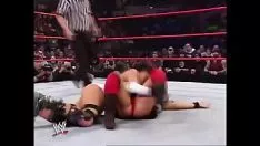 Abspielen Mickie james und trish stratus cloud vs cancube micsine und victoria. Tag-Team gegeneinander. roh 2005.