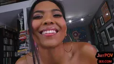 Jouer Pov, une fille qui parle sale suce et se fait baiser par son homme