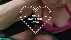 Reproducir Nikki quiere un poco de loción para su piel