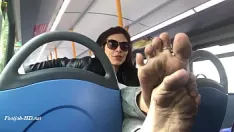Jouer Une inconnue se moque de ses pieds sales pendant un trajet en bus et se fait éjaculer dessus