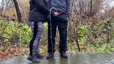 播放 运动继母在公园慢跑后握住女婿的阴茎