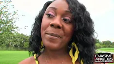 Reproducir Ángulos evasivos son vecinas que de vez en cuando caminan juntas pero hoy, la milf cachonda se excita mirando las tetas de la hermosa adolescente y le pide que pase para dejarse divertir lésbico.