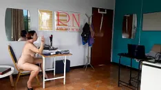 Afspelen Nudistische secretaris. naakte werknemer op kantoor. naakte teef is niet verlegen over haar baas. naakt kantoor. tieten, tepels, kont, kut