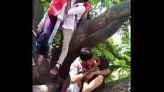 Jouer Les étudiants indiens s'aiment pendant les récréations à l'université !