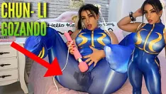 Играть Сексуальная косплей-девушка в костюме Чун Ли из street fighter играет со своим вибратором hitachi, кончает и намокает трусики и штаны, ахегао