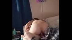 চালান তার বন্ধু যখন সে চলে গেছে চোদার জন্য sneaks