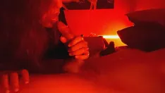 تشغيل صديقة يعطي متفوقا handjob لديك كبيرة.