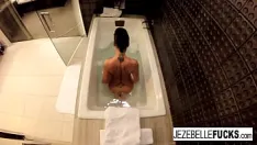 Abspielen Die sexy jezebelle bond filmt sich selbst beim baden