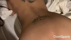 Abspielen Zwei atemberaubende asiatische schönheiten werden bei einem dreier hart geduckt, was mich geil macht.