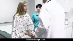 Abspielen Der arzt fordert die muschi der teenagerin auf, ihren jungfräulichkeitsstatus geheim zu halten – doctorbangs