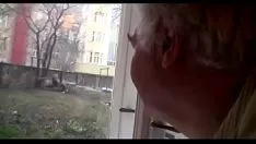 Odtwórz Niesamowicie ciasne nieprofesjonalne dziecko z umiarkowanymi cyckami zwodzi starą bucik
