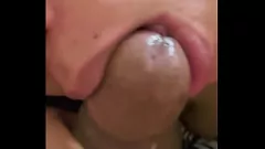 Abspielen Kurvige asiatische MILF gibt engen Blowjob und schluckt Spermaladung