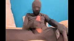 Reproduzir Adolescente sensual se agrada em traje preto apertado