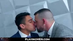 تشغيل مدرب العضلات يحصل على اللسان والجنس الشرج في المكتب