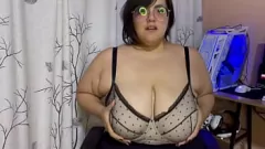 Jouer Chubby Brunette Latina dans des lunettes donne un titjob sensuel avec ses seins BBW massifs