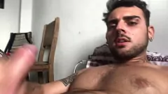 Jouer L'adolescent musculaire Lucas Nobre affiche sa grosse bite et s'épule dans sa bouche