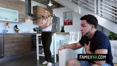 Jouer Beau-frère ne peut pas résister à lécher et baiser la chatte humide de sa belle-soeur blonde