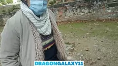 Jouer Amateur Brunette donne une pipe publique risquée dans le parc