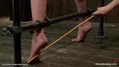 تشغيل ملزمة ومكممة: جلسة BDSM مثليه خشنة مع عبد أحمر الشعر