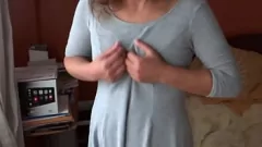 Abspielen Heiße MILF im Bikini fasziniert Amateurschwänze mit ihren großen Titten