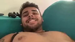 Abspielen Der eifrige jugendliche Junge Lucas Nobre wird mit einer Massage- und Masturbationssitzung ungezogen