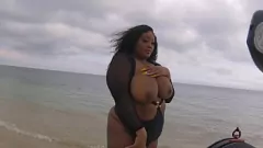Putar Stuns Dewi Ebony di BTS BT Shoot: Natural Tits & Public Nudity