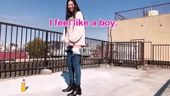 Jouer Pide à l'extérieur: la femme japonaise essaie un objet interdit pour le pipi debout et se masturbe avec le vibrateur