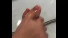 播放 肮脏的脚恋物癖：匈牙利业余爱好者在浴室里给了强烈的脚枪