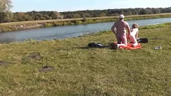 Afspelen Wild Beach Nudist Adventure: Milf Frina's Public Doggystyle Fuck