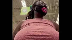 Riproduci La dea ebano Nookiescookies mostra le sue enormi tette in pubblico a Walmart