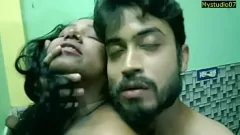 Jouer Un demi-frère indien chaud devient torride avec sa demi-soeur bien roulée